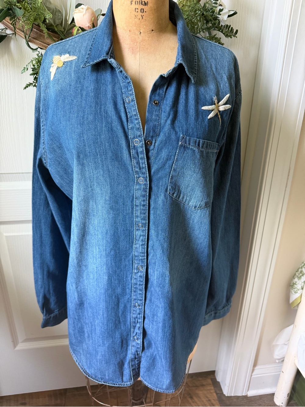 Time & Tru Embroidered Chambray Shirt Bee Dragonfly Button Front Cottagecore L
